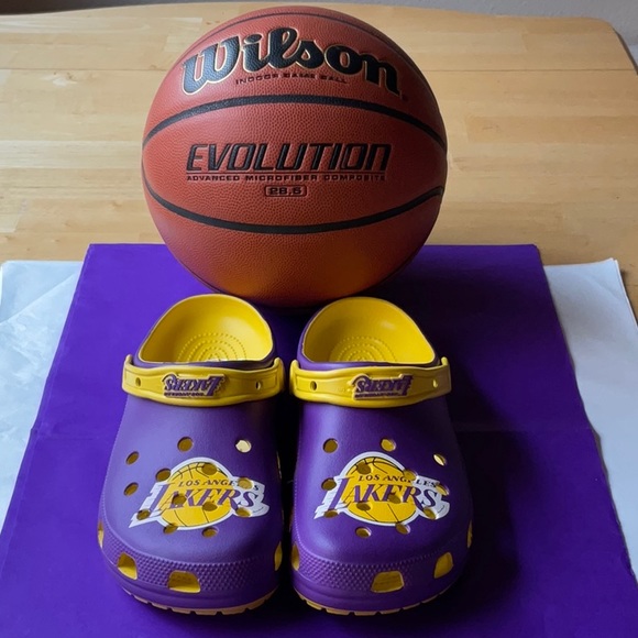 🏀 CROCS NBA™️ LOS ANGELES LAKERS CLASSIC CLOGS 🏀 - Picture 2 of 16